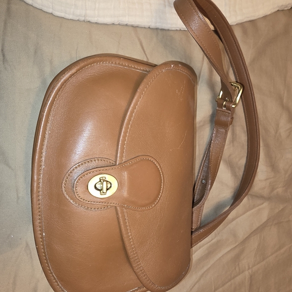 Elegant Tan Leather Shoulder Bag - Picture 1 of 7